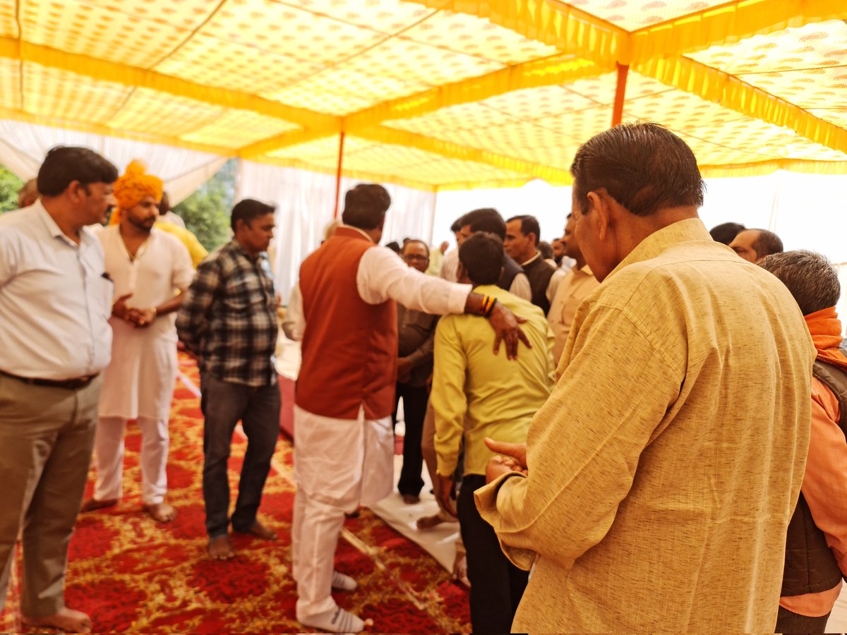 Rajeshm19791's tweet image. हुजूर के लोकप्रिय विधायक आदरणीय श्री रामेश्वर शर्मा जी भेरोपुर वार्ड 85  दागी परिवार के रसोई में समलित हुए
#rameshwarsharma
#tejsingh
#maheshtiwari
#vikramsingh
#virendrsingh
#rajeshmishra