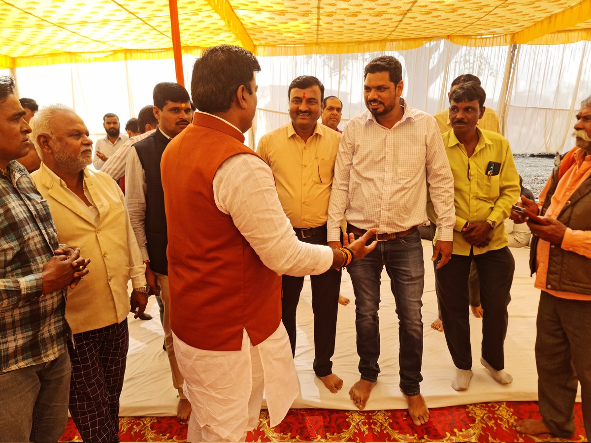 Rajeshm19791's tweet image. हुजूर के लोकप्रिय विधायक आदरणीय श्री रामेश्वर शर्मा जी भेरोपुर वार्ड 85  दागी परिवार के रसोई में समलित हुए
#rameshwarsharma
#tejsingh
#maheshtiwari
#vikramsingh
#virendrsingh
#rajeshmishra