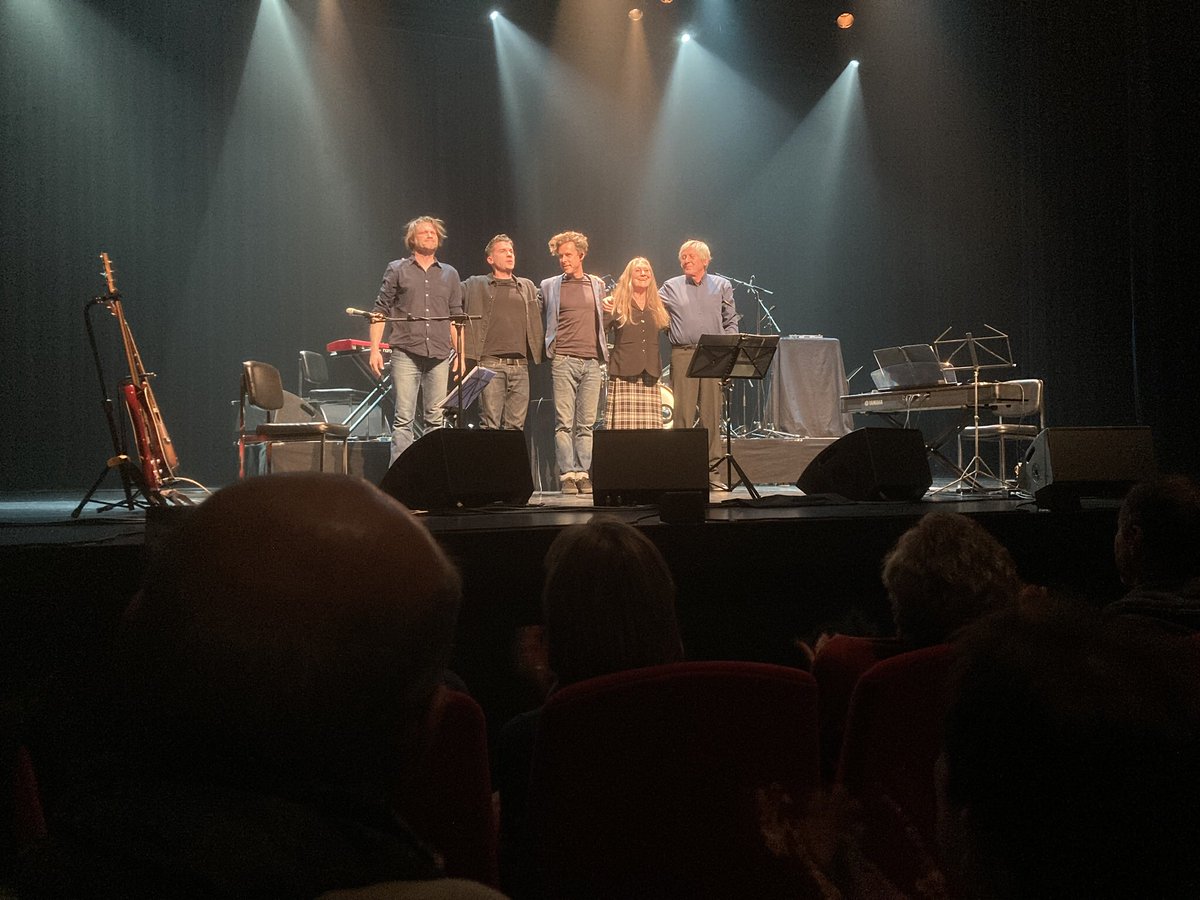 Eerder zong Vera Coomans (1949) bij RUM, een Belgische Nederlandstalige folk cultband later bij #Madou dat na veertig jaar het prachtalbum #Iseriets uitbracht. Madou gaf zaterdag in een uitverkocht theater in #Evergem (B) een overrompelend concert zonder poespas.