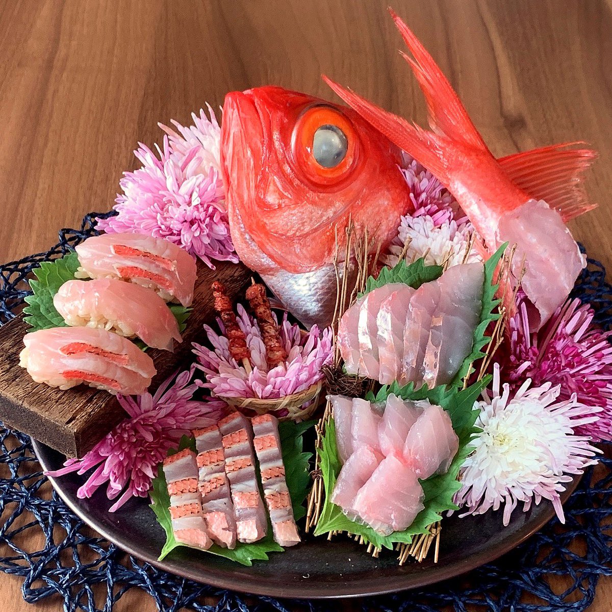 🍱 🐟 の ▫️金目鯛をさばいて姿造りとお寿司にしたよ🐒 ▫️舌によく馴染む身から強い旨味があふれてくる😆✨酢飯との相性も最高だ🍣 ▫️炙りの香ばしさと皮の美味しさもこれぞキンメ🔥 ▫️味も外見も身質も全てが揃ったお魚だね☺️