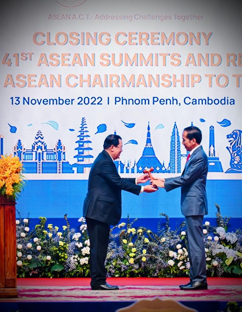 Saat gala dinner KTT ASEAN tadi malam di Phnom Penh sy duduk semeja dgn Menteri dari Philippina, Maria Zenaida. Dia bilang kagum pd Pak Jokowi krn sangat populer, bkn hny di Indonesia tp jg di Philippina. Di-mana" kalau ada Jokowi rakyat histeris berebutan meneriakkkan namanya.