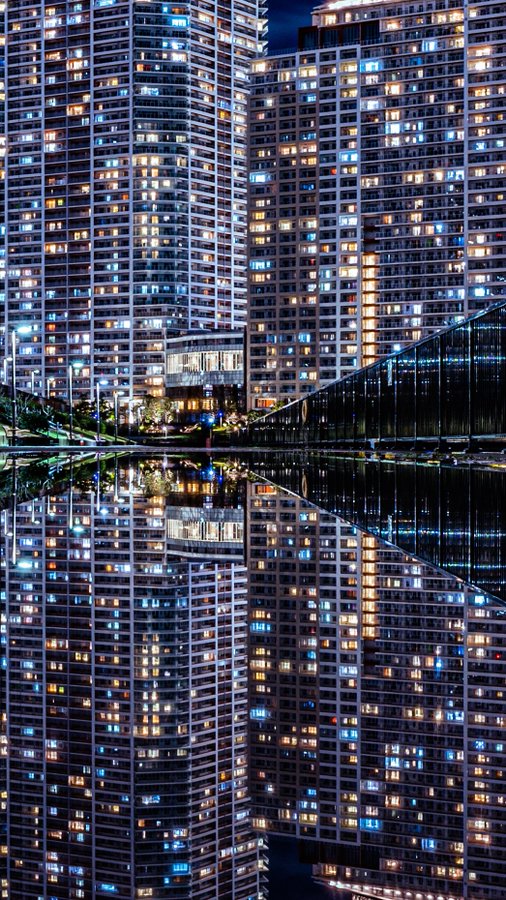 水面の反射をベストアングルで切り取った1枚 雨の日に本気出す東京の高層マンション の写真が幻想的すぎる 1 2 ページ ねとらぼ