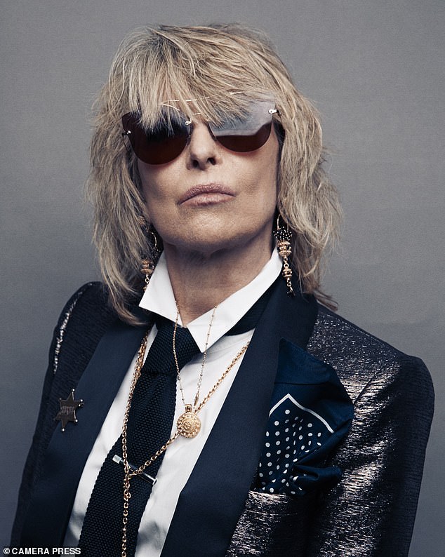 WomensArtForAll's tweet photo. Christine Ellen #Hynde (born September 7, 1951) is an American musician. She is a founding member & the lead vocalist, guitarist, & primary songwriter of the rock band the Pretenders. Born in Ohio, the band formed in England in 1978. #WomenArtists (unknown photographer) https://t.co/LtznZXJ7P4