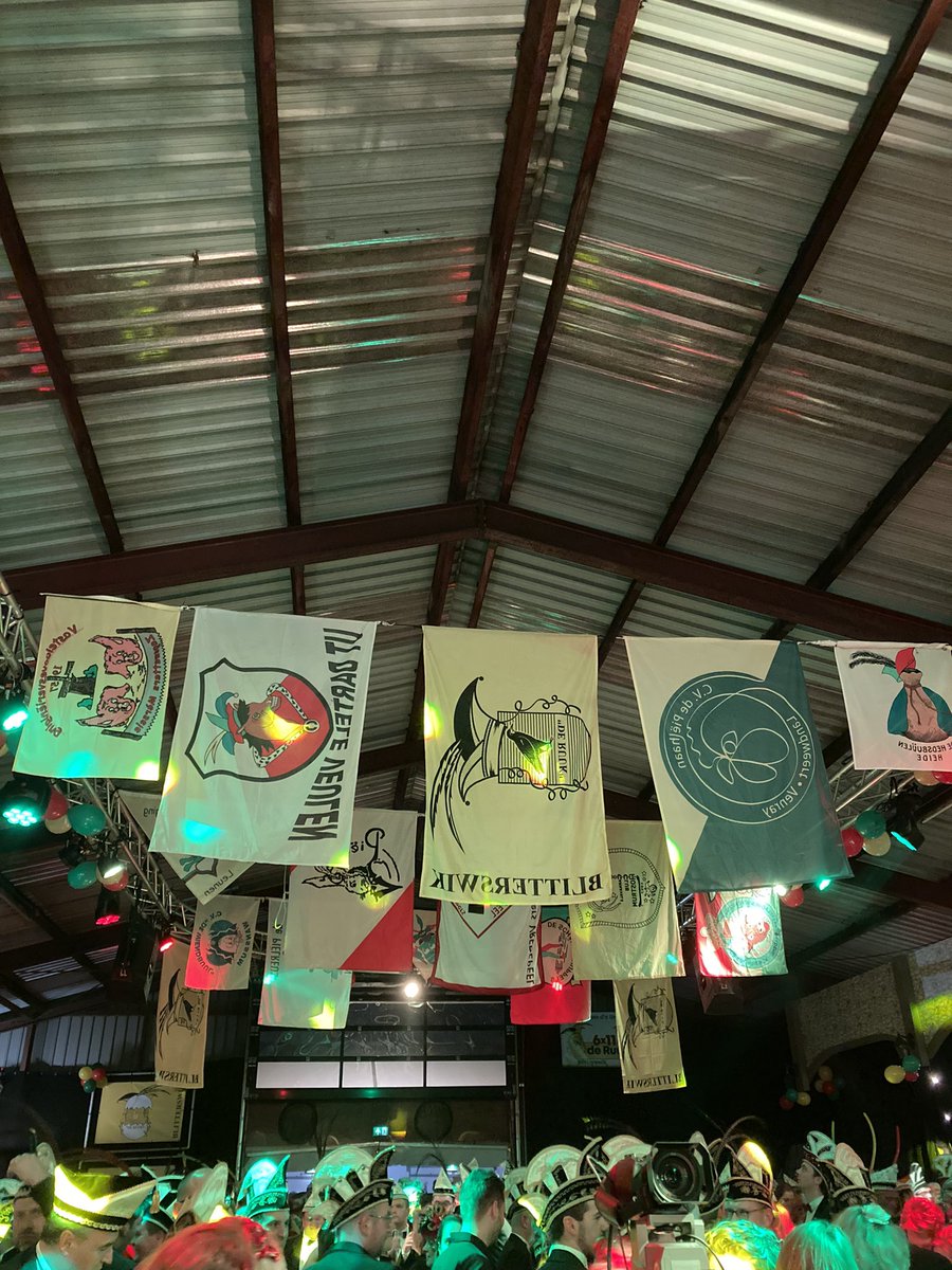 LeontienKompier's tweet photo. Gisteravond m’n eerste (en vermoedelijk laatste) #vorstenbal gevierd. Samen met college @Gemeente_Venray. Een extra feestelijke en uitgelaten sfeer bij jubilerende @deruuk 6x11+2🥳 Vastenloavend 2022 is begonnen! https://t.co/VjJrbXFflQ