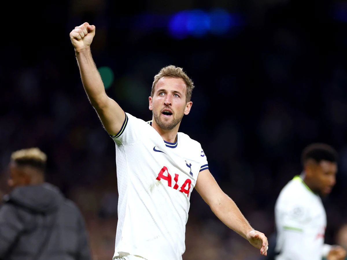 HLTCO's tweet image. Harry Kane now has 195 goals in 297 Premier League appearances. 

That’s just 13 goals behind Wayne Rooney’s total of 208 in 194 fewer appearances. Those who claim he won’t be an all-time great if he doesn’t win a trophy are off their heads as far as I’m concerned.