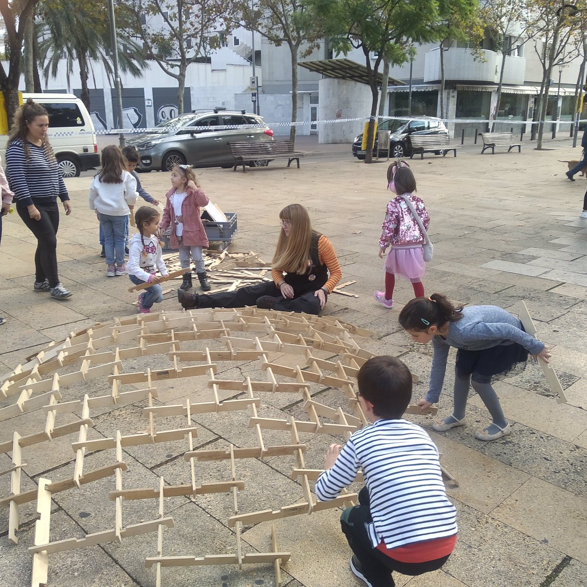 elcasalet's tweet photo. 3) Imatges 8a Jornada #ludicomatemàtica a #LH
#reptes #geometria #cúpulesleonardo #leonardome #polydron https://t.co/KVXW31c9KS