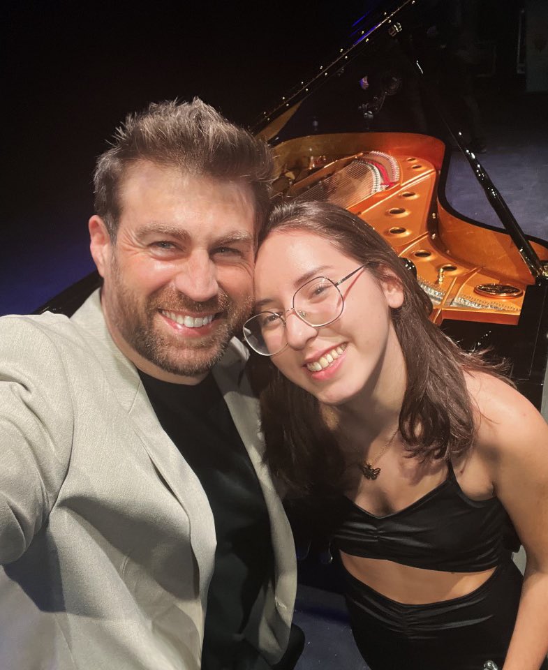 I_MartinLerma's tweet photo. A @_noeliamusic la conocí en @LaGeodaDePulpi. Desde entonces sus melodías y mis versos bailan juntos al son de un piano. Anoche presentamos nuestro trabajo en el @E_EscenicoPulpi y no podemos estar más felices. ¡Pronto enseñaremos el resultado! 😉🎹 https://t.co/UeH4JBtaHk