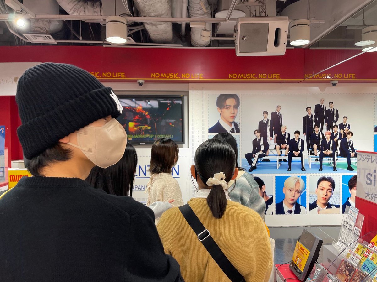 jeonghan_dk_'s tweet photo. Caratがセブチと遭遇してるんじゃなくてセブチがCaratと遭遇して、遭遇情報出してるのまじでwwwwwwジョンハンさん「CARATたちもたくさん見ましたㅎㅎ 」じゃないのよwwwwww https://t.co/fFxcjfxKlC