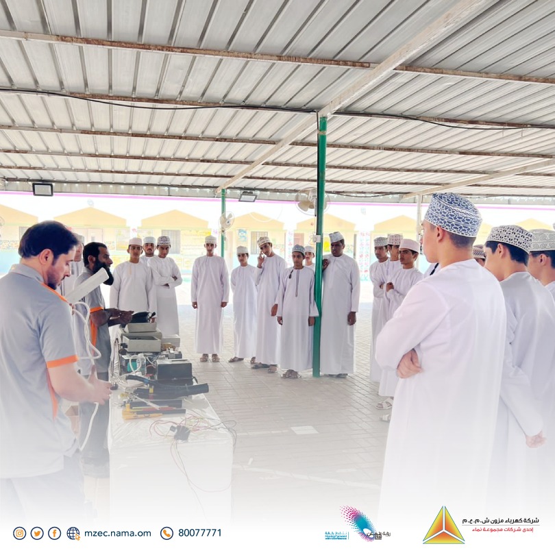 NamaDistribut's tweet photo. نظمت #كهرباء_مزون⚡️حلقة عمل بمدرسة الشيخ أبو قحطان الهجاري للتعليم الأساسي بالعوابي، عن السلامة  الكهربائية في البيت والمجتمع، والتحذير من مخاطر التوصيلات غير الآمنة والبديل الآمن لها.
وأقيم معرض مصاحب للتعريف بمواصفات السلامة للأجهزة الكهربائية وأنظمة الأمان. https://t.co/OGa1z8gSWm
