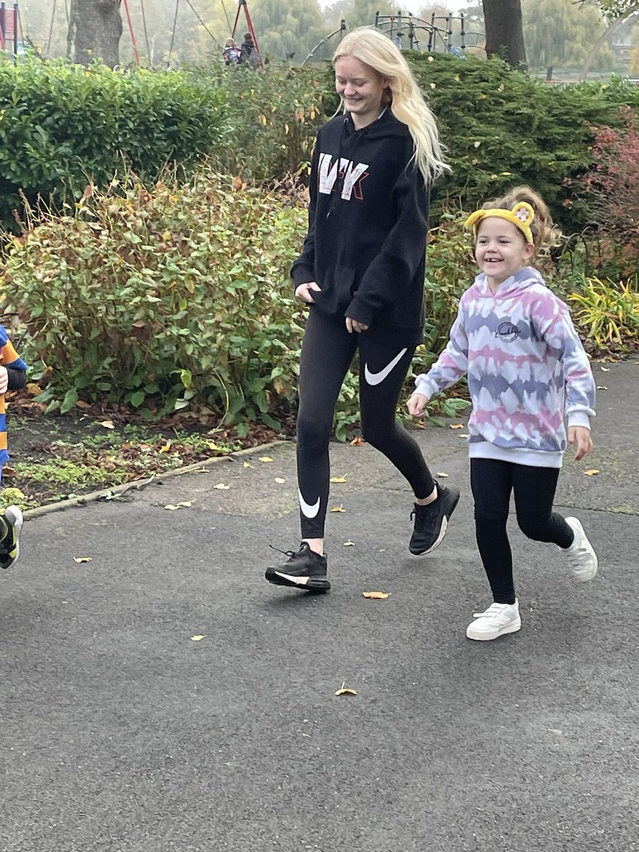 Action shot <a href="/HowardJuniorSch/">HowardJuniorSchool </a> @Dahl_ClassHJS <a href="/parkrunUK/">parkrun UK</a>  😄