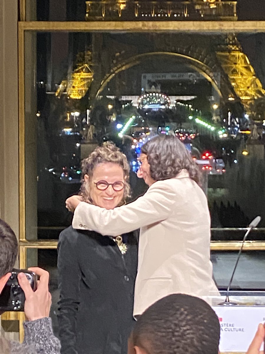 PLungheretti's tweet photo. 🙌Magnifique @robynorlin à @TheatreChaillot Commandeur des Arts et Lettres 🎉 #RobynOrlin #ChaillotDanse #TheatreChaillot @MinistereCC https://t.co/ABb82o4t3D