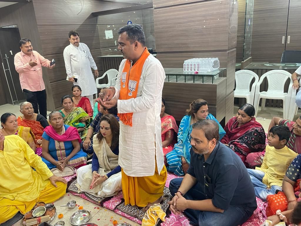 વિધાનસભા ચૂંટણી અંતર્ગત જામનગર શહેર,૭૯-દક્ષિણ વિધાનસભાના ઉમેદવાર તરીકે યુવા-કાર્યશીલ-સેવાભાવી તેમજ પાયાથી પાર્ટીનું કામ કરનારા શ્રી <a href="/DivyeshAkabari/">Divyesh Akabari</a>  ની આગેવાનીમાં મધ્યસ્થ ચૂંટણી કાર્યાલય ના શુભારંભ પહેલા ગાયત્રી હવનનું આયોજન કરેલ જેમા બીજેપીના આગેવાનો અને કાર્યકર્તાઓ ઉપસ્થિત હતા.