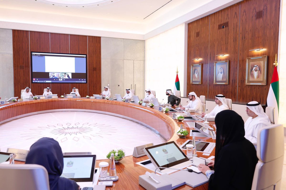 Sharjahnews's tweet photo. محمد بن راشد: ترأست اجتماعاً لمجلس الوزراء بقصر الوطن بأبوظبي،بدأناه بتوجيه الشكر والتقدير لكوادرنا الطبية والخدمية ولهيئة الطوارىء والأزمات والمتطوعين وكافة المواطنين والمقيمين الذين شكلوا فريقاً وطنياً واحداً عبَرَ بالإمارات بنجاح أحد أكبر الأزمات الصحية التي مرت على البشرية. https://t.co/cVrW0H3rvR