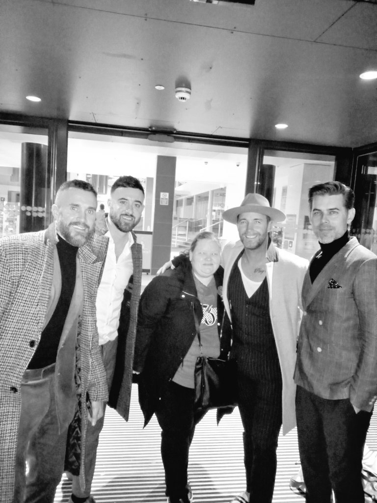 HelenTT_MO's tweet photo. On #WorldKindnessDay I just want you to know about these kind humans , who's kindness shines Every day.... A hug &amp; little chat is always enough for me  #biglove 

Also ...check out their new single 😉👇 #SweetCaroline
@the_overtones #FIFAWorldCup
https://t.co/hAiI67Xurr https://t.co/poowZltpWW