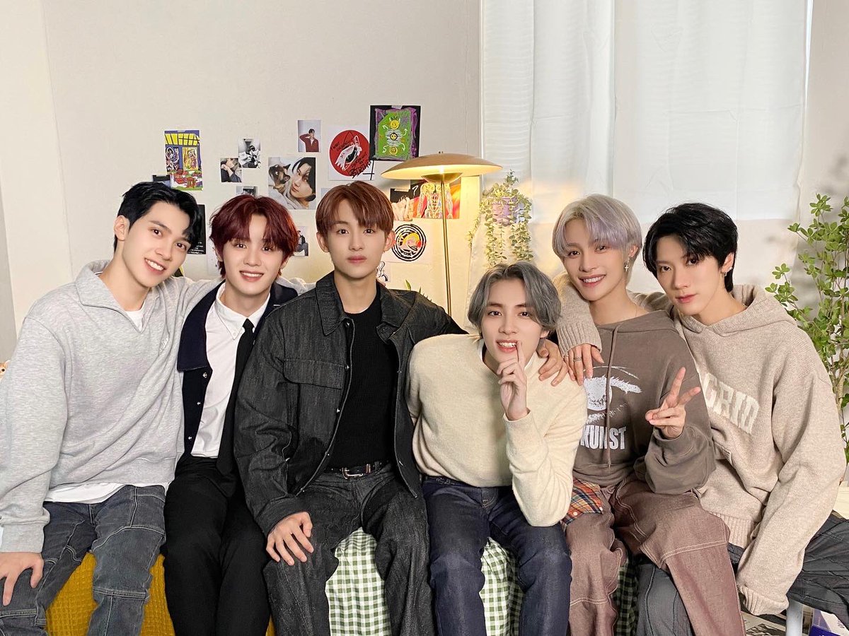 fan_france_ten's tweet photo. {Photos} ~ 13.11.22
WayV a posté des photos de groupe ce matin, pour la vidéo 'Love Choice'.
« 💗Avez-vous vérifié votre love style? Quel résultat avez-vous obtenu? 😉 »
#Kimi|ten france⁺³³✨
~~~
#威神大学 #WayVCollege
#WayVDorm #LoveChoices
Cr : @WayV_official https://t.co/ddEF4PoKmE