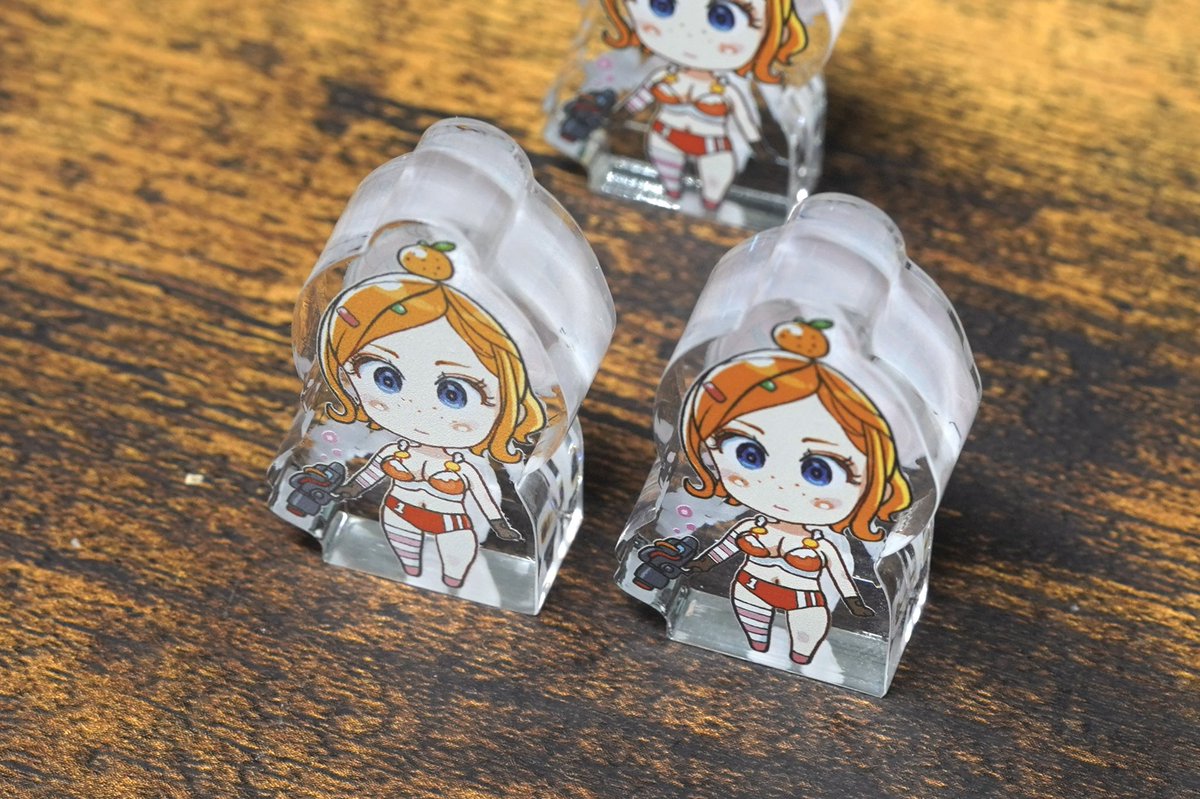 アクリルコロコロ・テストショット薄い色10mm厚版のみかん(左側)でサイド面研磨テストしてみた。底面と頭の横だけできるだけ平らに研磨してみたけど意外に屈折具合はほとんど変わらず。 