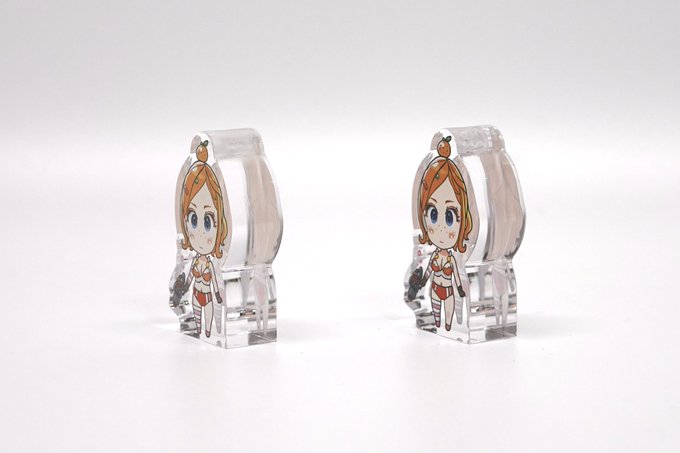 アクリルコロコロ・テストショット薄い色10mm厚版のみかん(左側)でサイド面研磨テストしてみた。底面と頭の横だけできるだけ平らに研磨してみたけど意外に屈折具合はほとんど変わらず。 