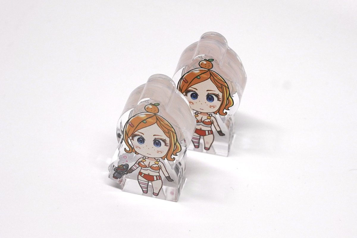 アクリルコロコロ・テストショット薄い色10mm厚版のみかん(左側)でサイド面研磨テストしてみた。底面と頭の横だけできるだけ平らに研磨してみたけど意外に屈折具合はほとんど変わらず。 