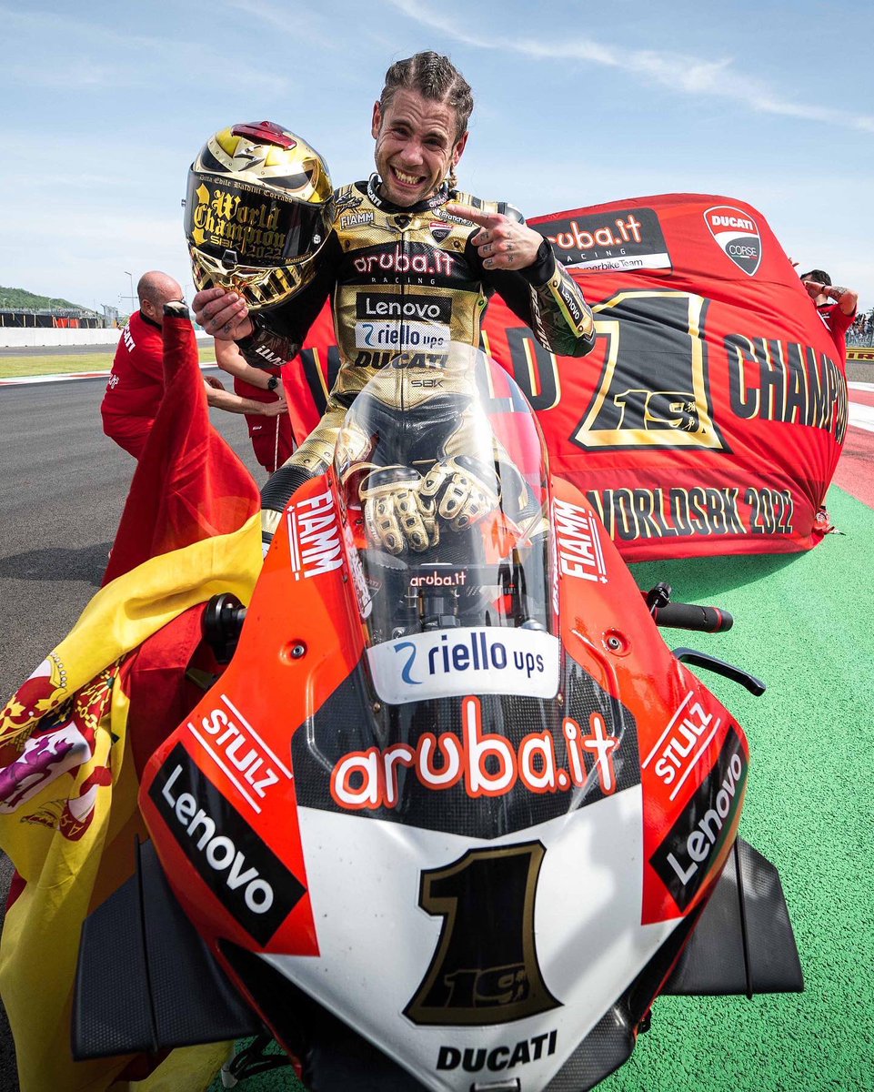 Campioni del Mondo!!! 🏆 11 years later, <a href="/19Bautista/">Alvaro Bautista Arce</a> brings back the @worldsbk trophy to Borgo Panigale! Grazie, Alvaro and <a href="/ArubaRacing/">Aruba.it Racing - Ducati</a>! 👏🏼

#TheReturn #ForzaDucati