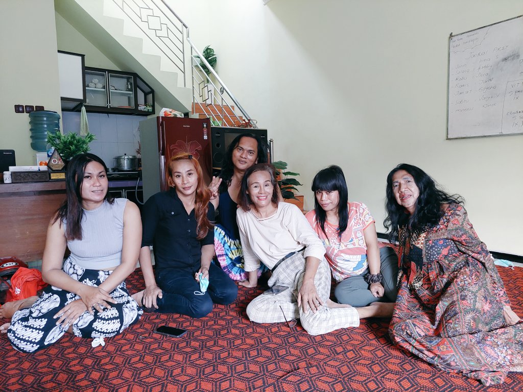 nurdiyansah's tweet photo. Hai, teman-teman, boleh minta tolong dukungan atau RT utas ini ya!

Saat ini, Perwakos tengah mengalami kesulitan tuk memperpanjang sewa rumah singgah (safe house) mereka di Surabaya yg sehari-hari digunakan sbg kantor &amp; tempat tinggal kawan waria/transpuan yg sakit &amp; lansia https://t.co/RLpnu4Fl9m