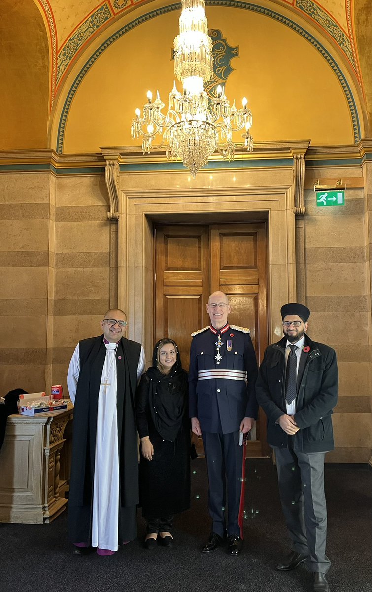 In #Leeds we remembered millions of people of all faiths &amp; beliefs who served in #WW1 &amp; #WW2 laying down their lives 2 protects our freedoms.We also remembered all those who’ve suffered as a consequence of conflicts across the world
#RemembranceSunday #LestWeForget  #Remembrance