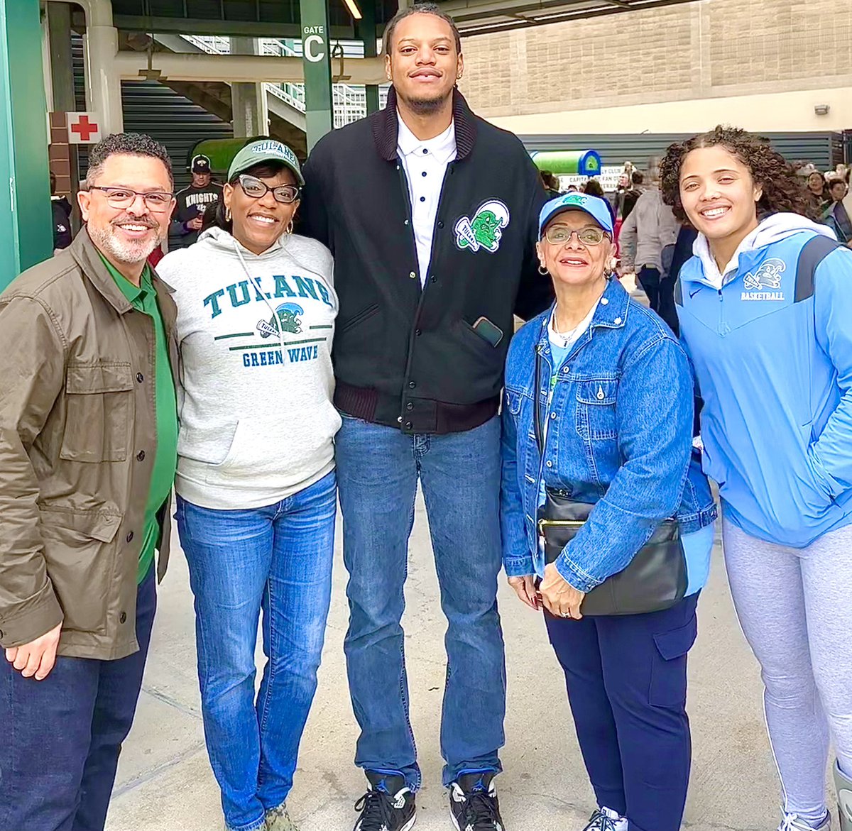 AlleyD1766's tweet photo. Congrats @nobaldays and Dynah Jones on receiving The Stephen Martin Scholars honor. Stephen Martin, who broke the color barrier in the Southeastern Conference when he played his first baseball contest for Tulane in 1965. Presenting the honor was Mr. Martin’s wife and son. https://t.co/pEAESgI5lg