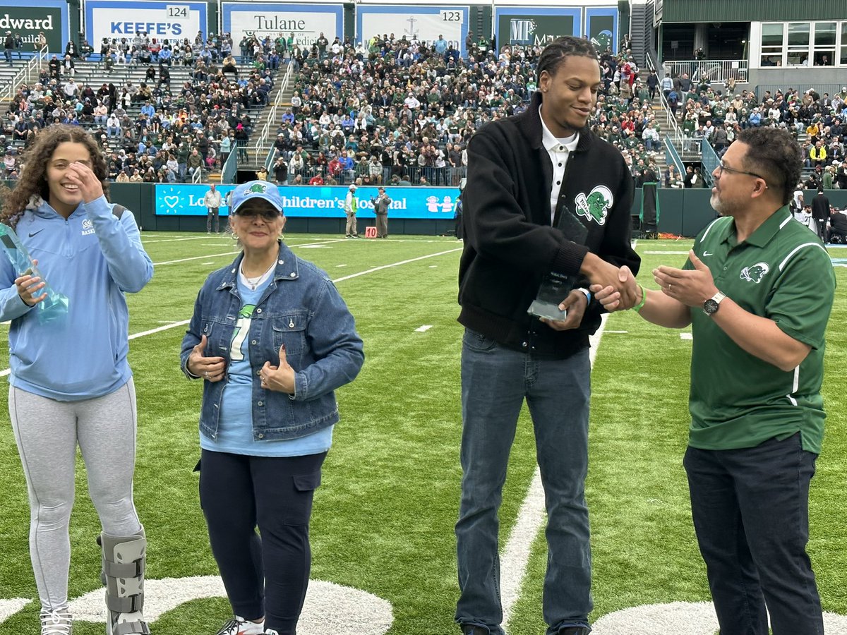 AlleyD1766's tweet photo. Congrats @nobaldays and Dynah Jones on receiving The Stephen Martin Scholars honor. Stephen Martin, who broke the color barrier in the Southeastern Conference when he played his first baseball contest for Tulane in 1965. Presenting the honor was Mr. Martin’s wife and son. https://t.co/pEAESgI5lg