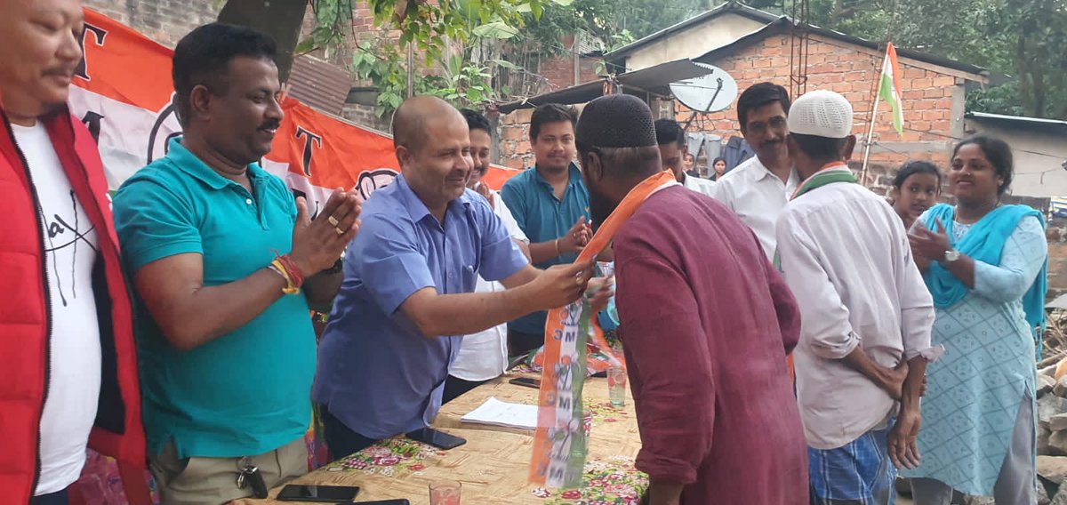 AITC4Assam's tweet photo. আজি গুৱাহাটীৰ ধীৰেনপাৰাত অসম যুৱ তৃণমূল কংগ্ৰেছৰ উদ���যোগত এখন ডিজিটেল যোগদান কাৰ্য্যসূচী হয়l কাৰ্য্যসূচীত উপস্থিত থাকে অসম তৃণমূল কংগ্ৰেছৰ সাংগঠনিক সাধাৰণ সম্পাদক  অৰূপজ্যোতি ভূঞা, সাধাৰণ সম্পাদক দিগন্ত ভূষণ বৰ্মন,অসম যুৱ তৃণমূল কংগ্ৰেছৰ সভাপতি বন্দিপ দত্ত আৰু দলৰ বিষয়ববীয়াসকলl https://t.co/NOHlbiPkjE