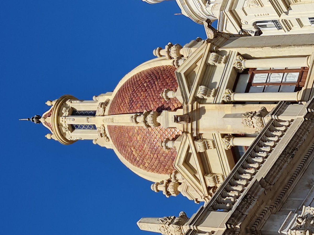 En una soleada jornada, <a href="/guruwalk/">GuruWalk</a> nos enseña la cara histórica de #Valencia a través de un animado tour, en donde entre otras cosas, conocimos la curiosa layenda de porqué el murciélago es el símbolo de la capital del Turia 🦇👑👣😮

#ValènciaEsAhora #KLMHouseValència