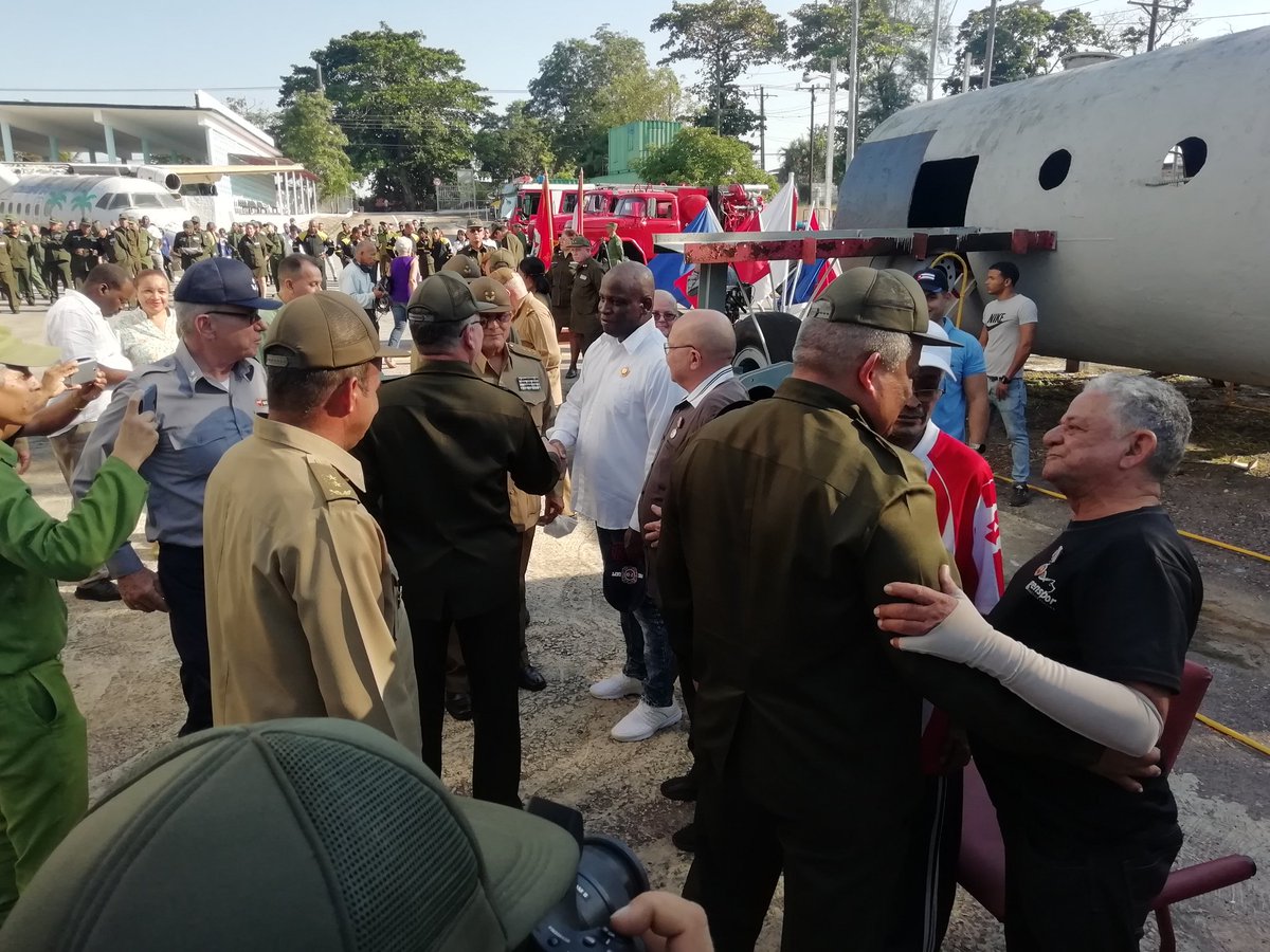 minint_cuba's tweet photo. Condecoran con la Orden Antonio Maceo y Medalla por la Valentía de Primera Clase a bomberos destacados en el enfrentamiento al incendio del Supertanquero de Matanzas. #Cuba #CubaPorLaVida https://t.co/CxMVa08bCL