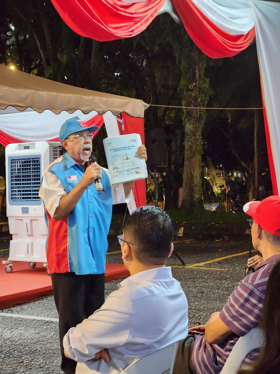 Imran_AbdHamid's tweet photo. Saya tekankan agar penting aset @tldm_rasmi &amp; ATM diperkasa supaya anggota mempunyai kelengkapan dan teknologi terkini.

Warga Angkatan Tentera Malaysia, beri kepercayaan kepada Pakatan Harapan!

GEMPUR WIRA!

#KitaBoleh
#AyuhMalaysia

@niknazmi @WongChen_MY @zahirhassan https://t.co/nT7rjDVukn
