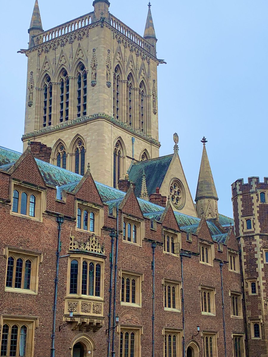 Maurice Duruflé Requiem @stjohnscam @SJCChoir @ANethsingha this #remembranceday2022 Sunday Eucharist. Lovely to be back in this place that has been so much a part of our lives for the past 5 years. #Choristers #Chapel #Cambridge