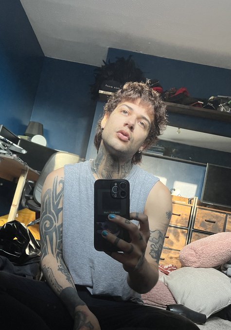 Hair as messy as our room 👏 https://t.co/9ZafvIa2dg