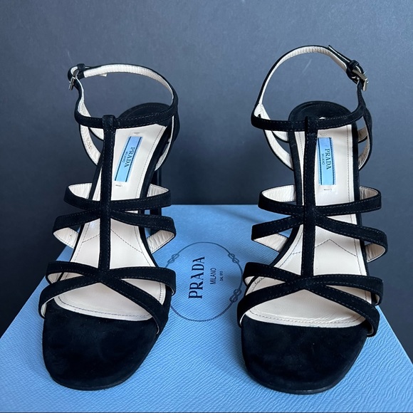 Enchantedstyle3's tweet photo. So good I had to share! Check out all the items I'm loving on @Poshmarkapp #poshmark #fashion #style #shopmycloset #jcrew #clarev #prada: https://t.co/s8u9556fz9 https://t.co/nQ5XQuCJpQ