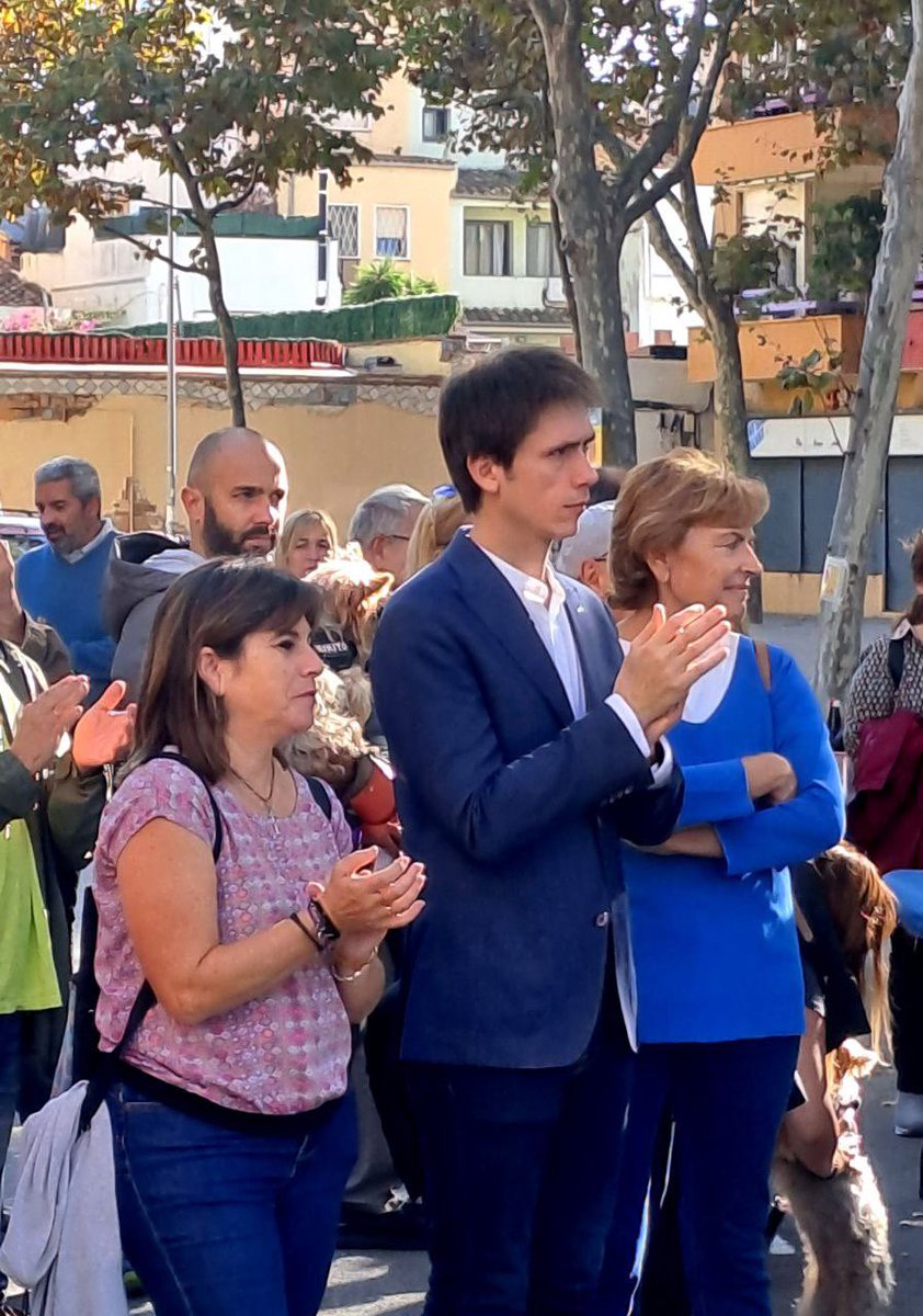 annalaracarmona's tweet photo. Avui s’ha inaugurat el mural a darrera de l’Església Sant Josep
Una iniciativa de la Parròquia, entitats socials com #BadalonaAcull i orquestrada per Carlos García #Spogo
Un mur per denunciar els murs k no podem acceptar com a societat i que demostra la societat diversa k som https://t.co/qYXv0HlZzI