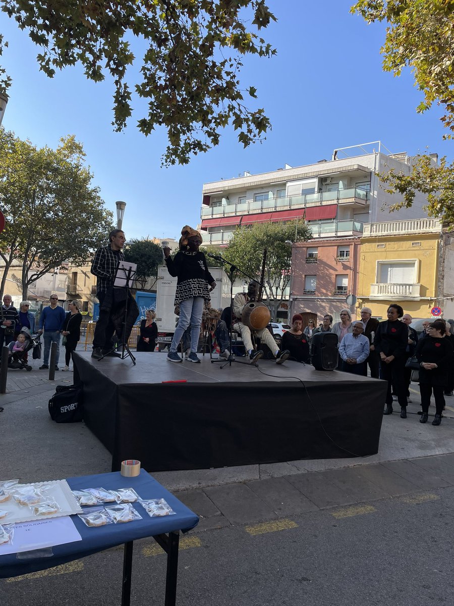 annalaracarmona's tweet photo. Avui s’ha inaugurat el mural a darrera de l’Església Sant Josep
Una iniciativa de la Parròquia, entitats socials com #BadalonaAcull i orquestrada per Carlos García #Spogo
Un mur per denunciar els murs k no podem acceptar com a societat i que demostra la societat diversa k som https://t.co/qYXv0HlZzI