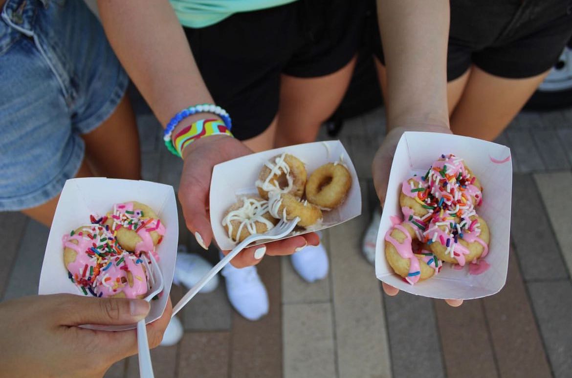 #FGCU students were groovin' with <a href="/fgcu_pb/">FGCU Programming Board</a> last week at Decades Day on the lawn! #WingsUp 😎