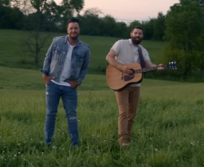 RT TO VOTE “Buy Dirt” for Favorite Country Song at the <a href="/AMAs/">American Music Awards</a> <a href="/lukebryan/">Luke Bryan</a> <a href="/JordanCWDavis/">Jordan Davis Music</a> #AMAs 💙