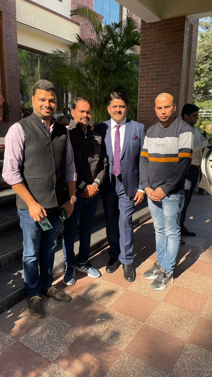 mjishan2000's tweet image. आज आदरणीय भारत समाचार चैनल के editor-in-chief हमारे बॉस बृजेश मिश्रा सर व आदरणीय नरेंद्र सर के साथ एक यादगार तस्वीर