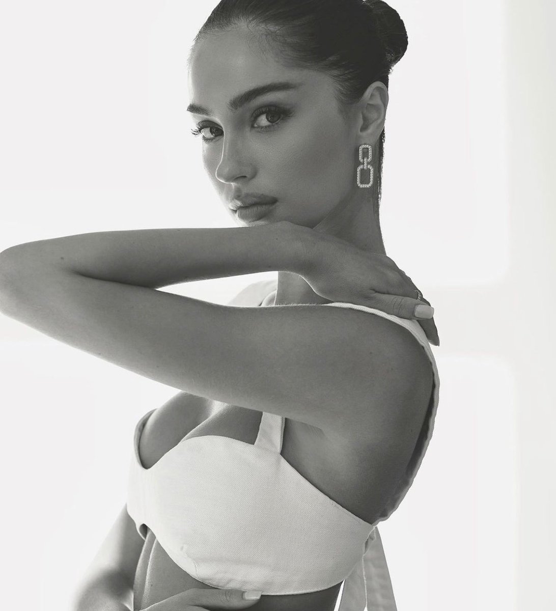 Intelligent,Fun,Loving,Passionate,living my best life…

~ Model/Clothing Designer 
~ Experienced RP/Descriptive
~ OC 
~ Single 
~ Single Ship 
~ Female Writer 
~ Banter Welcome 
~ Over 21+ 
~ NSFW 
~ NDTF 

Retweet’s and ❤️’s please and Thank you