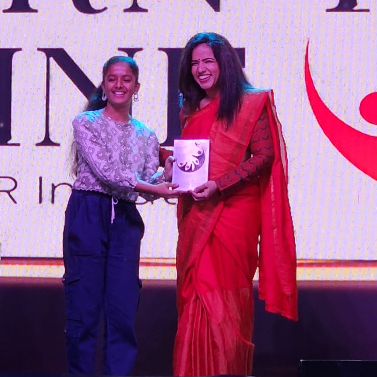Felicitating our podigies here is #entrepreneur, singer, song writer, &amp; an educator <a href="/bindusub/">Bindu Subramaniam</a>. Her mission to build a holistic ecosystem of music education, has helped <a href="/ZeeBornToShine/">Born To Shine</a>'s mission of being a #prodigy incubator.

#Zee #CSR #BornToShine #GiveIndia