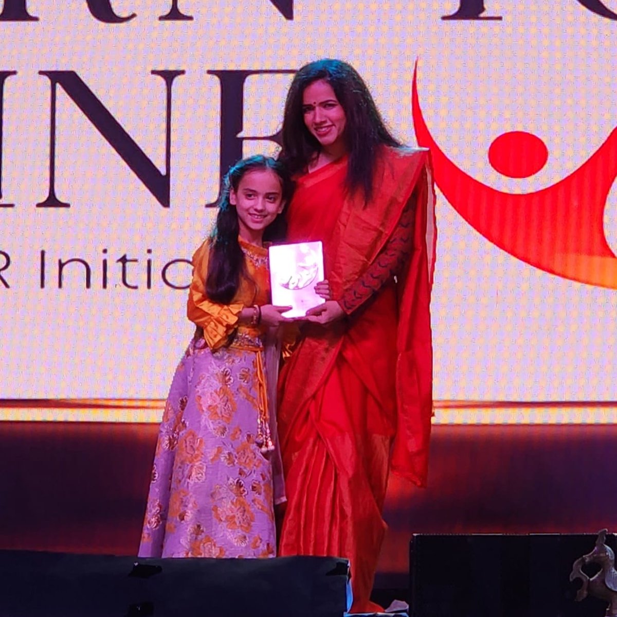 Felicitating our podigies here is #entrepreneur, singer, song writer, &amp; an educator <a href="/bindusub/">Bindu Subramaniam</a>. Her mission to build a holistic ecosystem of music education, has helped <a href="/ZeeBornToShine/">Born To Shine</a>'s mission of being a #prodigy incubator.

#Zee #CSR #BornToShine #GiveIndia