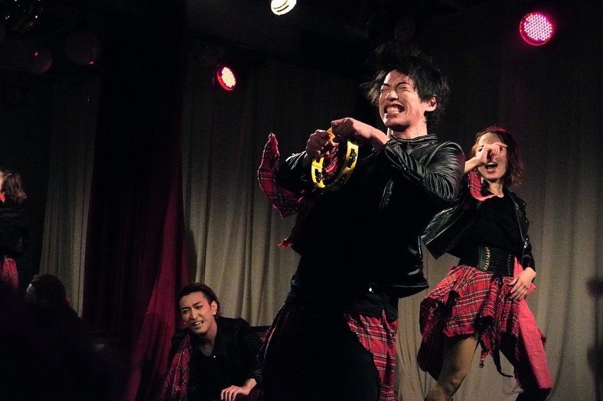 TenkTop's tweet photo. ハブニコレクション
2日間の公演が無事に終わりました！

ありがとうございました❗️❗️

自分が出演したハブニコ史上最もハードで過酷な公演でしたが、ドMなのでめっちゃ楽しかったです笑

皆様とお会いできて嬉しかったです✨

数あるナンバーから、頂いたヘビメタ写真にて🎸

#ハブニコ
#havenico https://t.co/DlOcnXYjkJ
