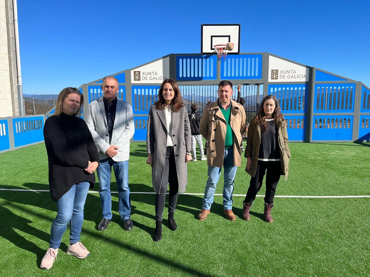 👟 Xa están en funcionamento as primeiras pistas multideporte do #PlanNovaArquitecturaPedagóxica!
 
O colexio de Manzaneda estrea unha das 33 instalacións deste tipo que a <a href="/Xunta/">Xunta de Galicia</a> pon en marcha este ano en Galicia para promover a vida sá entre o alumnado