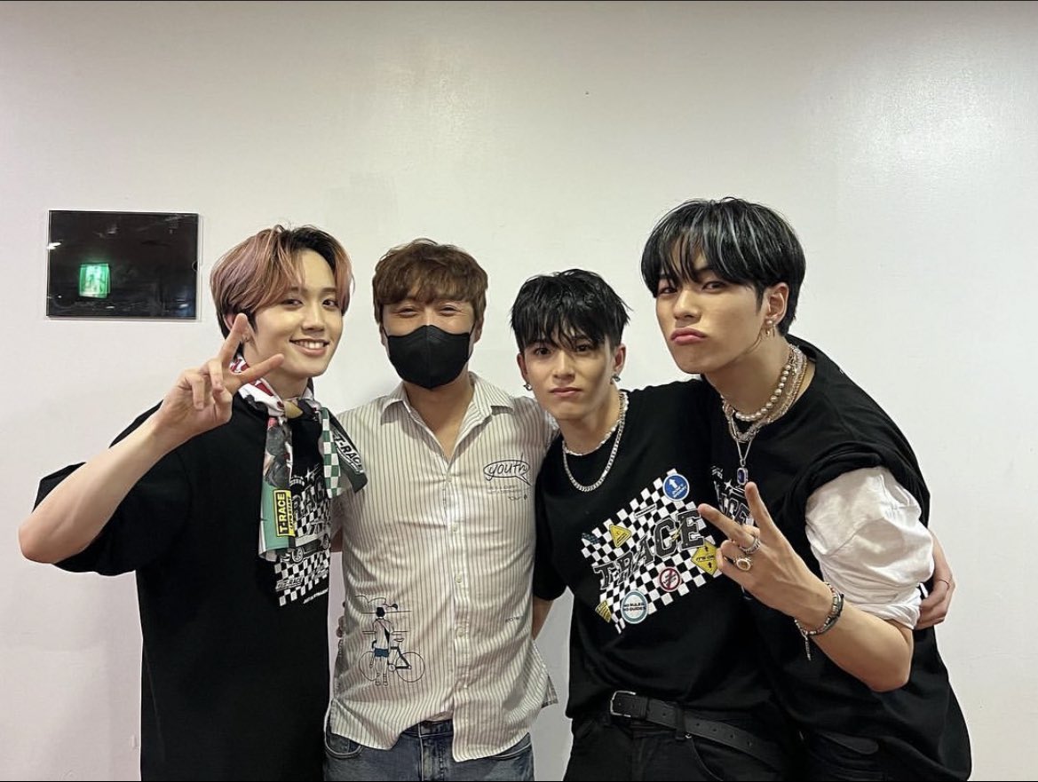 rorborr_'s tweet photo. คุณครูโวควอลเทรเข่อตั้งใจลงรูปแบบบอกว่ายินดีกับ yg kids แล้วลงรูปคอน trace ติดแทก��ม่ผิด แถมลงรูปมาชิ เยดัม กุไห้ คุณครูot12 ตลอดปัยยย https://t.co/3O1eQGfOH2