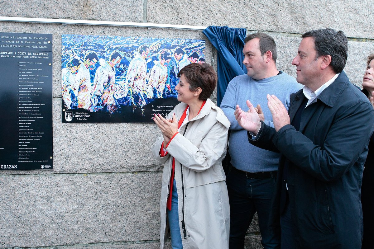 ValentinFormoso's tweet photo. En #Camariñas, coa ministra @isabelrguez vinte anos despois da catástrofe do Prestige. 

Na nosa memoria a lección de dignididade e solidariedade de miles de voluntarios e da nosa xente do mar. 

Galicia merece sempre a verdade. 
Aquela marea de mentiras e manipulación #NuncaMais https://t.co/WnuX3Ws5BP