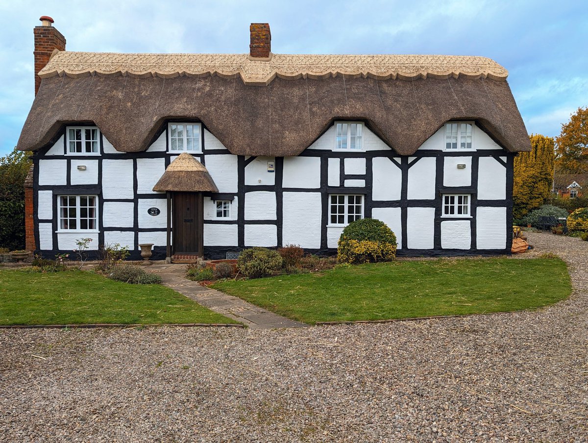 villagethatcher's tweet photo. New ridge and tidy up. I'm very happy with the repeat pattern looking consistent as the 4 large windows dramatically change the pitch. Porch work by my apprentice and #qest scholar, Jack #thatching #craft #Worcestershire https://t.co/EpUxUyN0Yx