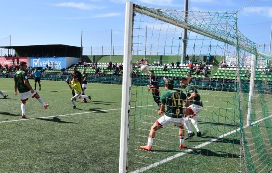 elapuron's tweet photo. El AT. Paso se impone en los penaltis al Real Murcia y pasa a la segunda ronda de la Copa del Rey. https://t.co/5WRfqqo8HI

#ATPASO #CopaDelRey #LaPalma https://t.co/eTBDhV3SyF