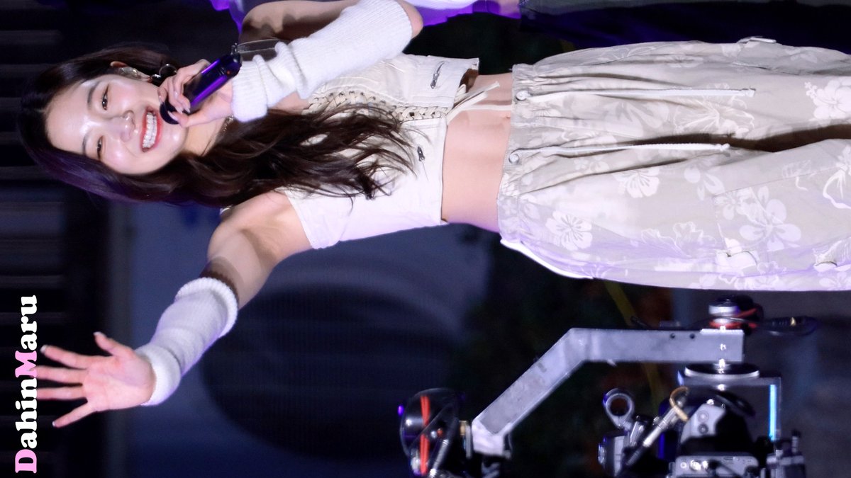 Galaxy_Maru's tweet photo. 221111 #LE_SSERAFIM(#르세라핌)#카즈하(#KAZUHA)-#Good_Parts/직캠FANCAM/#서경대_축제 by DahinMaru
https://t.co/IVaroTLQxD https://t.co/TWFrzSxxVM