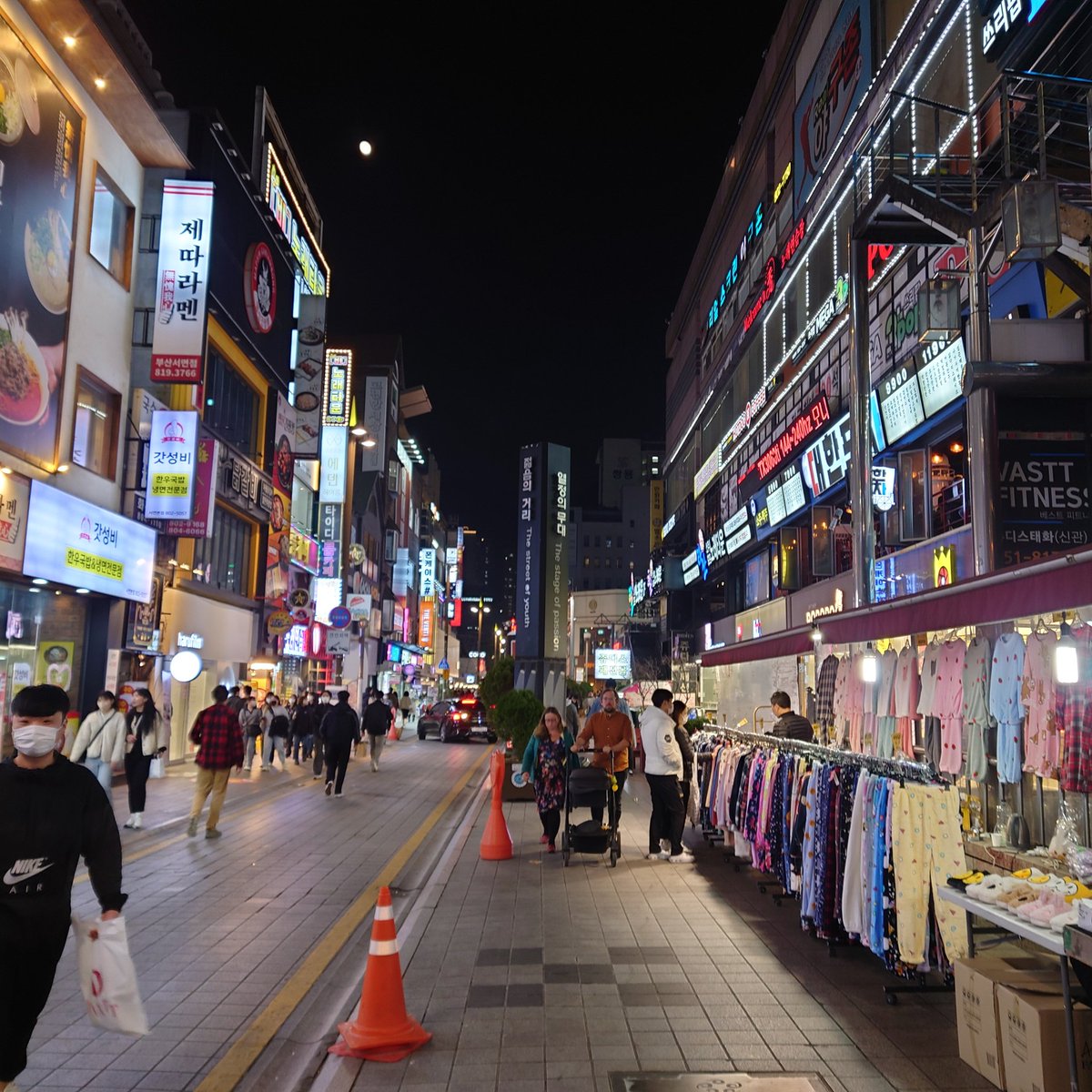 Ben_Drinking's tweet photo. So blood diamond billionaire is gonna kill off Twitter any day now. Here's some photos of Korea, which is amazing https://t.co/Z9POSjn4tp